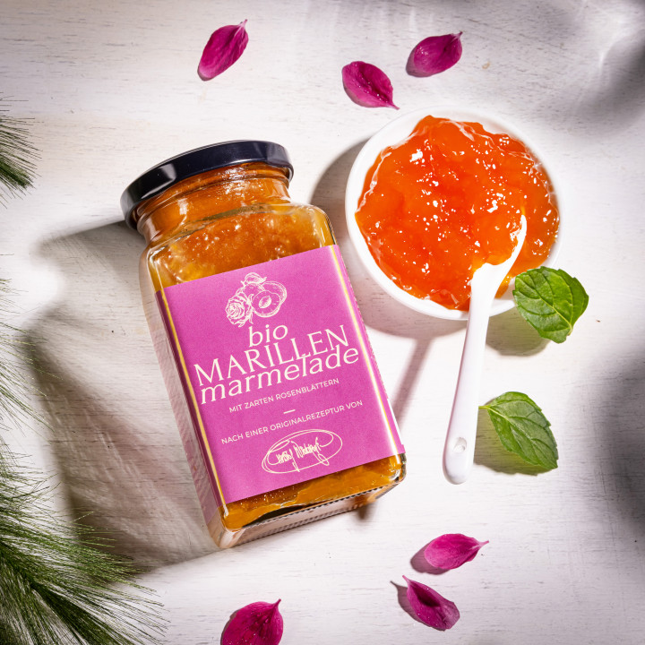 Bio Marillen Marmelade mit  zarten Rosenblättern